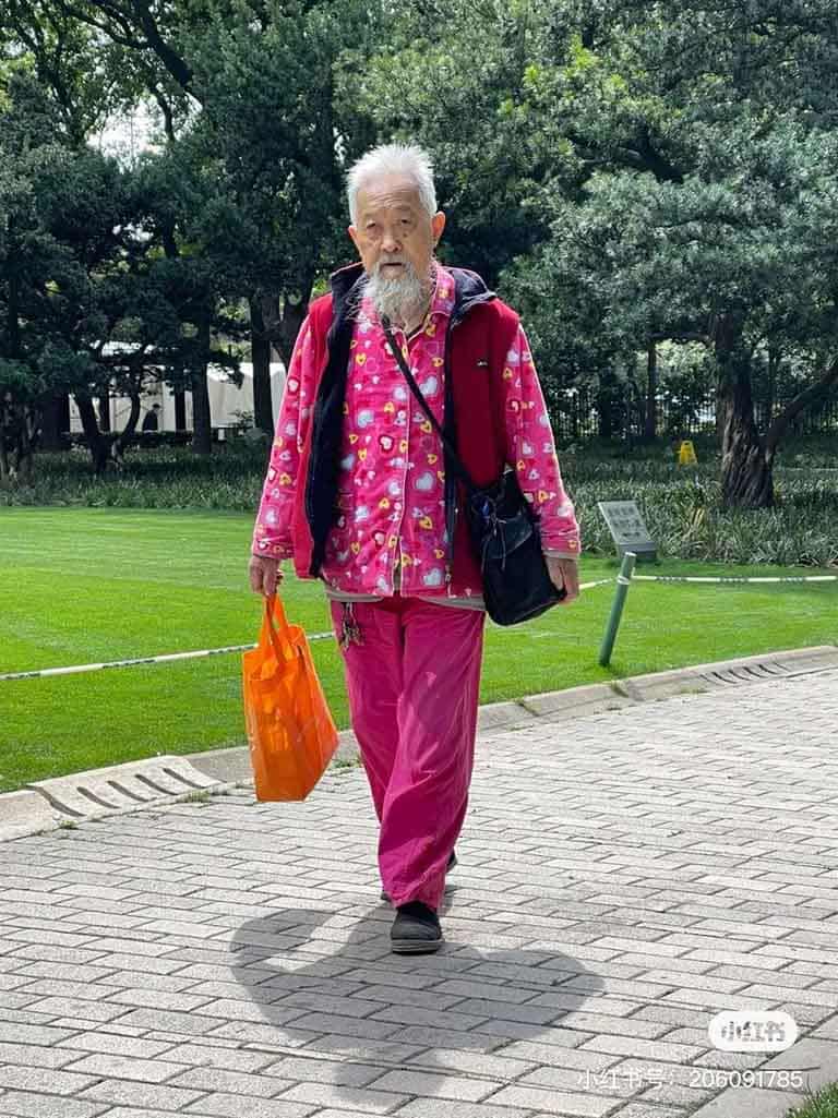 An elderly Chinese man wearing brightly coloured clothing